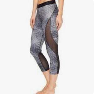NWOT NIKE PRO Hypercool Capri Leggings Medium